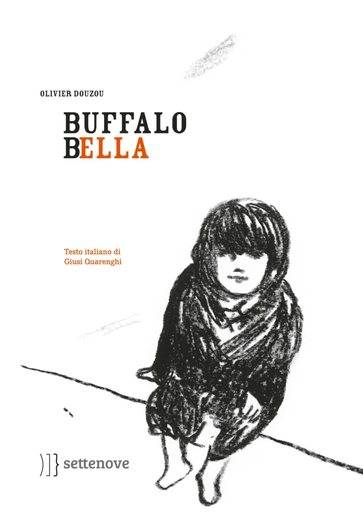 Cover albo illustrato "Buffalo Bella" con sketch in matita carboncino nero su fondo bianco di una bambina seduta in terra sul bordo del marciapiede