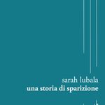 Copertina verde ottanio con tre righe bianche verticali del libro Una storia di sparizione di Sarah Lubala, casa editrice Capovolte